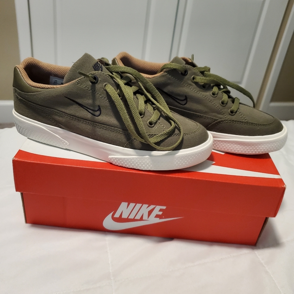 Women's Green Nike Sneakers 5.5